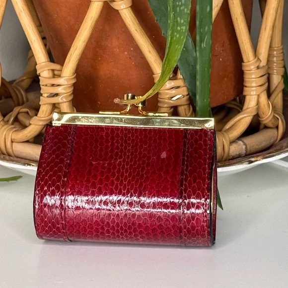 Vintage 1960s Red Snakeskin Kiss Lock Coin Purse Mini Barrel Wallet Gold Frame - Picture 3 of 9